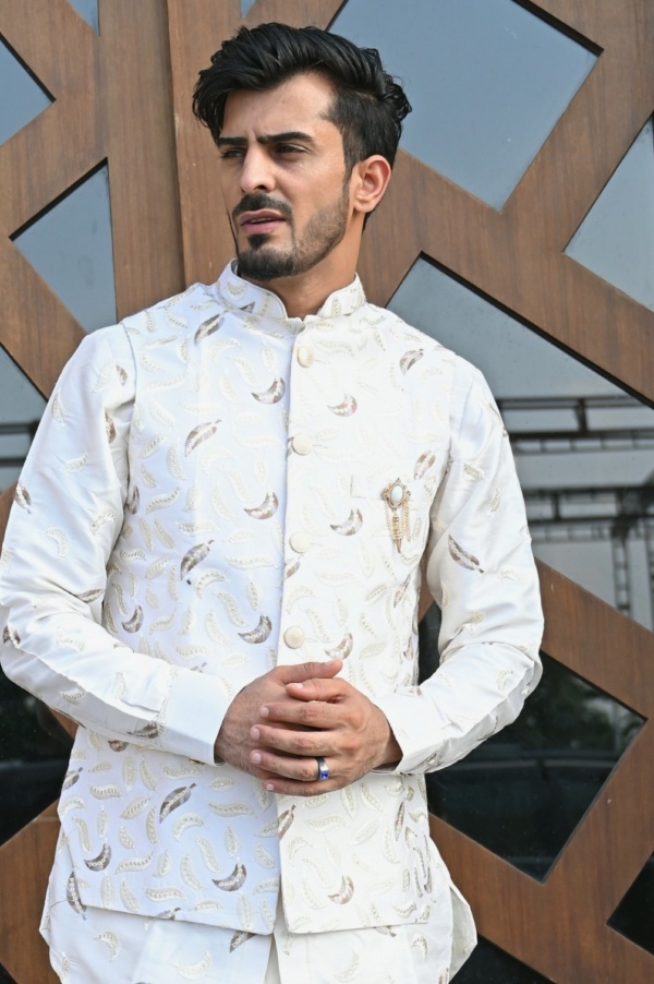 Fown Leaf Embroidery Short Kurta Jacket with Round Cut by Side - Image 3